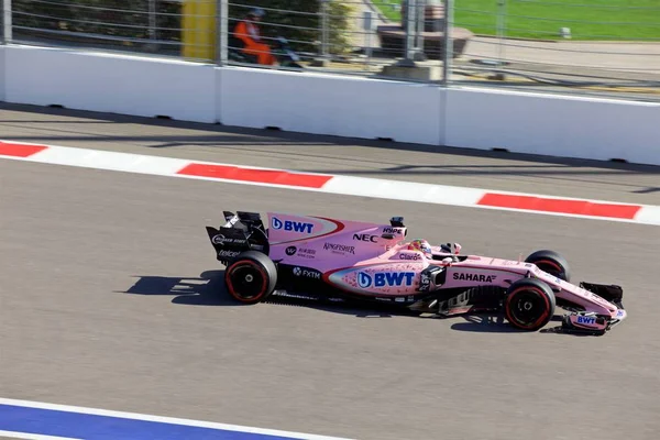 Soçi, Rusya - 30 Nisan 2017: Sergio Perez Sochi Autodrom, Formula bir Rus Grand Prix yarış yarış Sahara Force India F1 takımının.