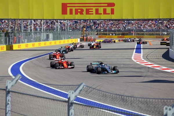 Soçi, Rusya - 30 Nisan 2017: Valtteri Bottas Mercedes Amg Petronas F1 Team Sochi Autodrom, Formula bir Rus Grand Prix yarış yarış.