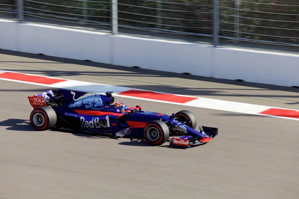 Soçi, Rusya - 30 Nisan 2017: Daniil Kvyat Sochi Autodrom, Formula bir Rus Grand Prix yarışında yarışı Scuderia Toro Rosso F1 takımının.
