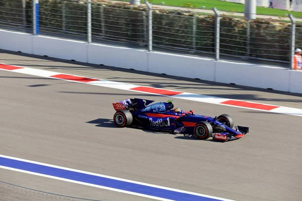 Soçi, Rusya - 30 Nisan 2017: Sochi Autodrom, Formula bir Rus Grand Prix yarış yarış Carlos Sainz Scuderia Toro Rosso F1 takım.