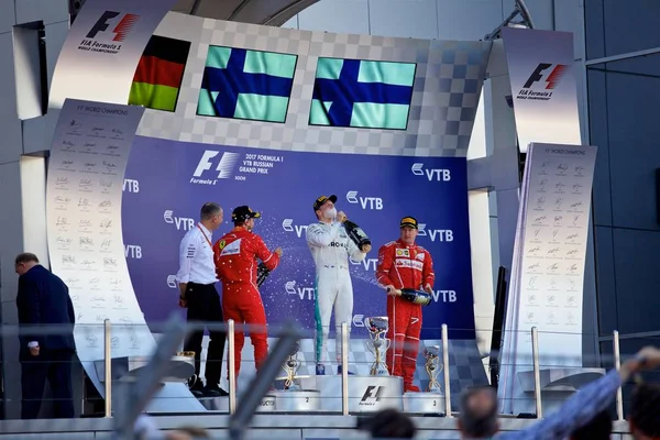 ロシア連邦 2017 名ボッタス メルセデス セバスチャン ベッテル フェラーリのキミ ライコネンの表彰台の上の間に祝うロシア ソチでのグランプリ グランド — ストック写真