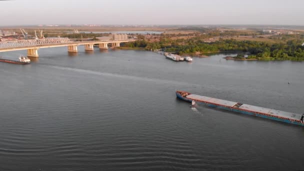 Вид с воздуха на нефтяной танкер — стоковое видео