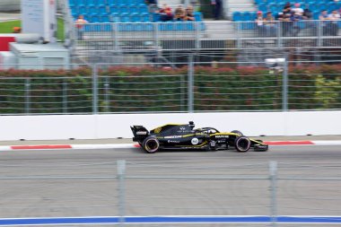 Soçi, Rusya - 30 Eylül 2018: Nico Hulkenberg Renault Sport Formula Formula bir Rus Grand Prix Sochi Autodrom, Yarış, yarış takımı.