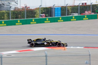 Soçi, Rusya - 30 Eylül 2018: Nico Hulkenberg Renault Sport Formula Formula bir Rus Grand Prix Sochi Autodrom, Yarış, yarış takımı.
