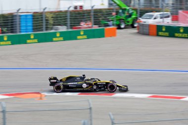Soçi, Rusya - 30 Eylül 2018: Nico Hulkenberg Renault Sport Formula Formula bir Rus Grand Prix Sochi Autodrom, Yarış, yarış takımı.