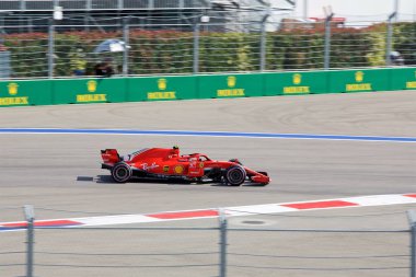 Soçi, Rusya - 30 Eylül 2018: Kimi Raikkonen Scuderia Ferrari F1 Team Sochi Autodrom, Formula bir Rus Grand Prix yarış yarış.