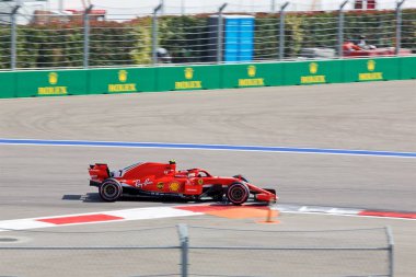 Soçi, Rusya - 30 Eylül 2018: Kimi Raikkonen Scuderia Ferrari F1 Team Sochi Autodrom, Formula bir Rus Grand Prix yarış yarış.