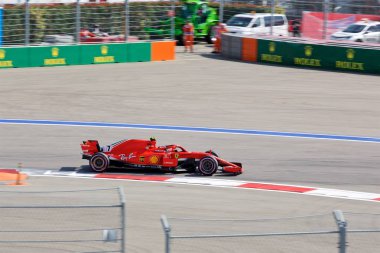 Soçi, Rusya - 30 Eylül 2018: Kimi Raikkonen Scuderia Ferrari F1 Team Sochi Autodrom, Formula bir Rus Grand Prix yarış yarış.
