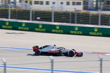 Soçi, Rusya - 30 Eylül 2018: Romain Grosjean Haas F1 takım F1 Team Sochi Autodrom, Formula bir Rus Grand Prix yarış yarış.