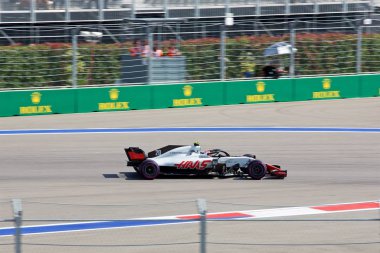 Soçi, Rusya - 30 Eylül 2018: Kevin Magnussen Haas F1 takım F1 Team Sochi Autodrom, Formula bir Rus Grand Prix yarış yarış.