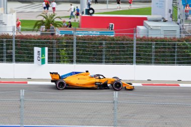 Soçi, Rusya - 30 Eylül 2018: Fernando Alonso Mclaren F1 Formula bir Rus Grand Prix Sochi Autodrom, Yarış, yarış takımı.