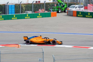 Soçi, Rusya - 30 Eylül 2018: Fernando Alonso Mclaren F1 Formula bir Rus Grand Prix Sochi Autodrom, Yarış, yarış takımı.