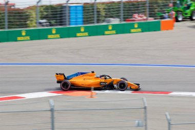 Soçi, Rusya - 30 Eylül 2018: Fernando Alonso Mclaren F1 Formula bir Rus Grand Prix Sochi Autodrom, Yarış, yarış takımı.
