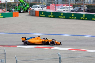Soçi, Rusya - 30 Eylül 2018: Fernando Alonso Mclaren F1 Formula bir Rus Grand Prix Sochi Autodrom, Yarış, yarış takımı.