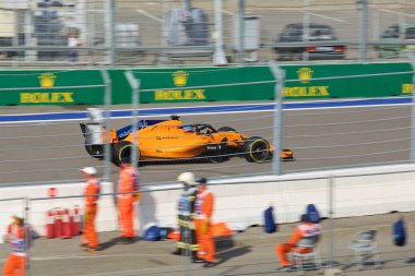 Soçi, Rusya - 30 Eylül 2018: Fernando Alonso Mclaren F1 Formula bir Rus Grand Prix Sochi Autodrom, Yarış, yarış takımı.