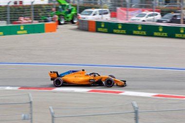 Soçi, Rusya - 30 Eylül 2018: Fernando Alonso Mclaren F1 Formula bir Rus Grand Prix Sochi Autodrom, Yarış, yarış takımı.