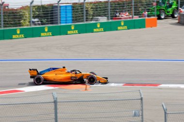 Soçi, Rusya - 30 Eylül 2018: Fernando Alonso Mclaren F1 Formula bir Rus Grand Prix Sochi Autodrom, Yarış, yarış takımı.