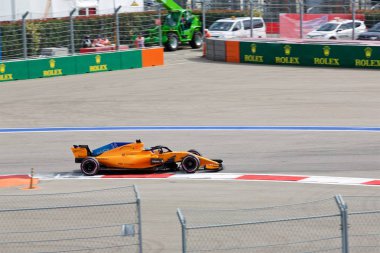 Soçi, Rusya - 30 Eylül 2018: Fernando Alonso Mclaren F1 Formula bir Rus Grand Prix Sochi Autodrom, Yarış, yarış takımı.