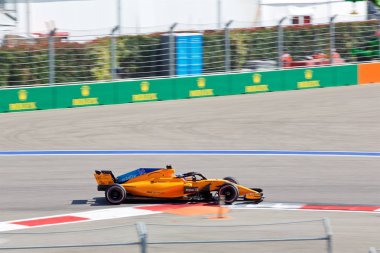 Soçi, Rusya - 30 Eylül 2018: Fernando Alonso Mclaren F1 Formula bir Rus Grand Prix Sochi Autodrom, Yarış, yarış takımı.