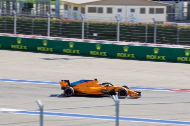 Soçi, Rusya - 30 Eylül 2018: Fernando Alonso Mclaren F1 Formula bir Rus Grand Prix Sochi Autodrom, Yarış, yarış takımı.