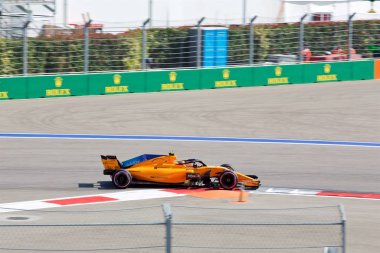 Sochi, Rusya - 30 Eylül 2018: Mclaren F1 Formula bir Rus Grand Prix Sochi Autodrom, Yarış, yarış takımının Stoffel Vandoorne.