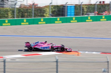 Soçi, Rusya - 30 Eylül 2018: Sergio Perez yarış noktası kuvvet Hindistan F1 Formula bir Rus Grand Prix Sochi Autodrom, Yarış, yarış takımı.