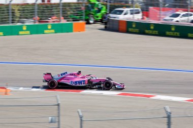 Soçi, Rusya - 30 Eylül 2018: Sergio Perez yarış noktası kuvvet Hindistan F1 Formula bir Rus Grand Prix Sochi Autodrom, Yarış, yarış takımı.