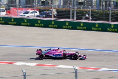 Soçi, Rusya - 30 Eylül 2018: Sergio Perez yarış noktası kuvvet Hindistan F1 Formula bir Rus Grand Prix Sochi Autodrom, Yarış, yarış takımı.