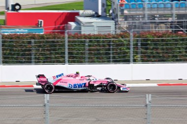 Soçi, Rusya - 30 Eylül 2018: Esteban Ocon takımının yarış noktası kuvvet Hindistan F1 Formula bir Rus Grand Prix Sochi Autodrom, Yarış, yarış.