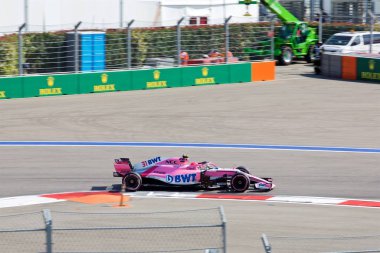 Soçi, Rusya - 30 Eylül 2018: Esteban Ocon takımının yarış noktası kuvvet Hindistan F1 Formula bir Rus Grand Prix Sochi Autodrom, Yarış, yarış.