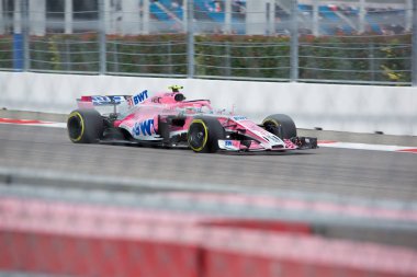 Soçi, Rusya - 30 Eylül 2018: Esteban Ocon takımının yarış noktası kuvvet Hindistan F1 Formula bir Rus Grand Prix Sochi Autodrom, Yarış, yarış.