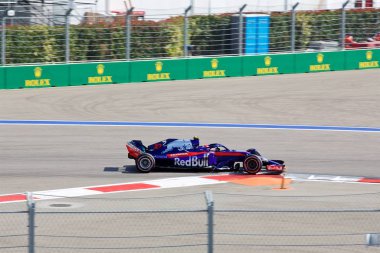 Soçi, Rusya - 30 Eylül 2018: Pierre Gasly Red Bull Toro Rosso Honda F1 Team Sochi Autodrom, Formula bir Rus Grand Prix yarış yarış.