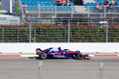 Soçi, Rusya - 30 Eylül 2018: Pierre Gasly Red Bull Toro Rosso Honda F1 Team Sochi Autodrom, Formula bir Rus Grand Prix yarış yarış.