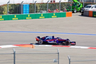 Soçi, Rusya - 30 Eylül 2018: Pierre Gasly Red Bull Toro Rosso Honda F1 Team Sochi Autodrom, Formula bir Rus Grand Prix yarış yarış.