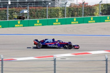 Soçi, Rusya - 30 Eylül 2018: Pierre Gasly Red Bull Toro Rosso Honda F1 Team Sochi Autodrom, Formula bir Rus Grand Prix yarış yarış.