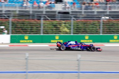 Soçi, Rusya - 30 Eylül 2018: Pierre Gasly Red Bull Toro Rosso Honda F1 Team Sochi Autodrom, Formula bir Rus Grand Prix yarış yarış.