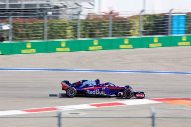 Soçi, Rusya - 30 Eylül 2018: Pierre Gasly Red Bull Toro Rosso Honda F1 Team Sochi Autodrom, Formula bir Rus Grand Prix yarış yarış.