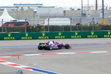 Soçi, Rusya - 30 Eylül 2018: Pierre Gasly Red Bull Toro Rosso Honda F1 Team Sochi Autodrom, Formula bir Rus Grand Prix yarış yarış.