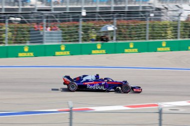 Soçi, Rusya - 30 Eylül 2018: Brendon Hartley Red Bull Toro Rosso Honda F1 Team Sochi Autodrom, Formula bir Rus Grand Prix yarış yarış.