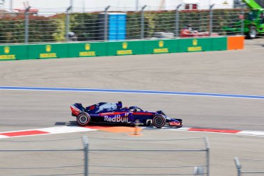 Soçi, Rusya - 30 Eylül 2018: Brendon Hartley Red Bull Toro Rosso Honda F1 Team Sochi Autodrom, Formula bir Rus Grand Prix yarış yarış.