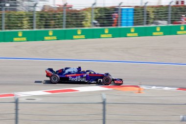 Soçi, Rusya - 30 Eylül 2018: Brendon Hartley Red Bull Toro Rosso Honda F1 Team Sochi Autodrom, Formula bir Rus Grand Prix yarış yarış.