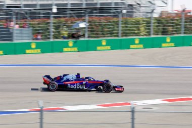 Soçi, Rusya - 30 Eylül 2018: Brendon Hartley Red Bull Toro Rosso Honda F1 Team Sochi Autodrom, Formula bir Rus Grand Prix yarış yarış.