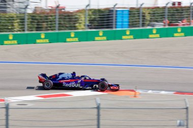 Soçi, Rusya - 30 Eylül 2018: Brendon Hartley Red Bull Toro Rosso Honda F1 Team Sochi Autodrom, Formula bir Rus Grand Prix yarış yarış.