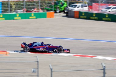 Soçi, Rusya - 30 Eylül 2018: Brendon Hartley Red Bull Toro Rosso Honda F1 Team Sochi Autodrom, Formula bir Rus Grand Prix yarış yarış.