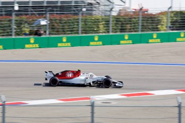 Soçi, Rusya - 30 Eylül 2018: Charles Leclerc Alfa Romeo Sauber F1 Team Sochi Autodrom, Formula bir Rus Grand Prix yarış yarış.