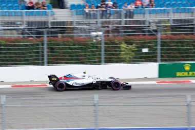 Soçi, Rusya - 30 Eylül 2018: Sochi Autodrom, Formula bir Rus Grand Prix yarış yarış Sergey Sirotkin Williams Martini Racing F1 takımı.