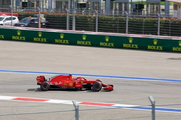 Soçi, Rusya - 30 Eylül 2018: Kimi Raikkonen Scuderia Ferrari F1 Team Sochi Autodrom, Formula bir Rus Grand Prix yarış yarış.