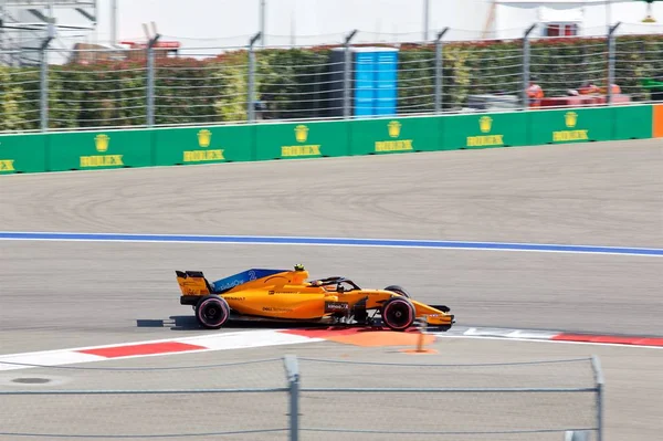 Sochi, Rusya - 30 Eylül 2018: Mclaren F1 Formula bir Rus Grand Prix Sochi Autodrom, Yarış, yarış takımının Stoffel Vandoorne.