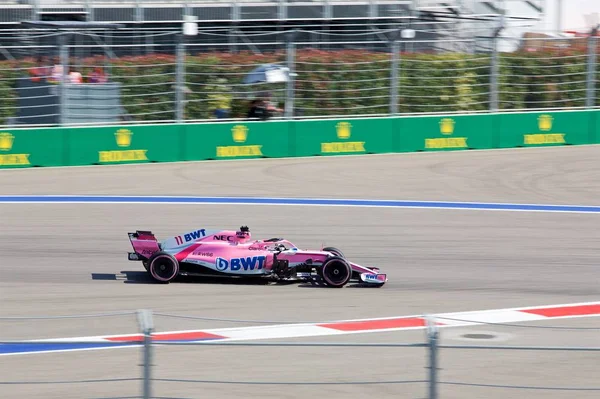 Soçi, Rusya - 30 Eylül 2018: Sergio Perez yarış noktası kuvvet Hindistan F1 Formula bir Rus Grand Prix Sochi Autodrom, Yarış, yarış takımı.