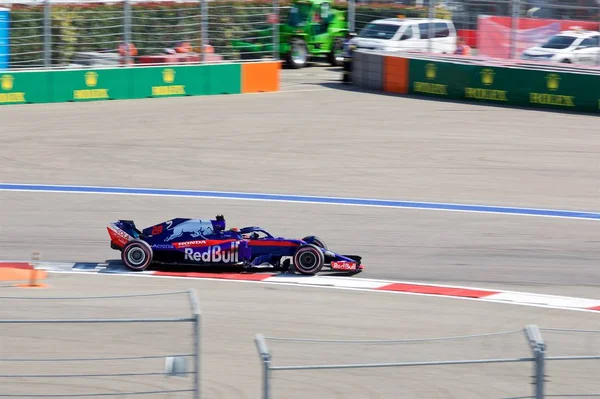 Soçi, Rusya - 30 Eylül 2018: Brendon Hartley Red Bull Toro Rosso Honda F1 Team Sochi Autodrom, Formula bir Rus Grand Prix yarış yarış.